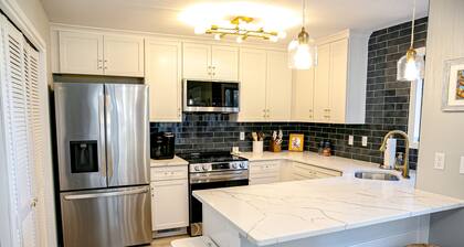 Golf course adjacent, beach-themed condo with sunroom, washer/dryer, & AC
