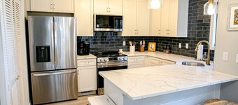 Golf course adjacent, beach-themed condo with sunroom, washer/dryer, & AC