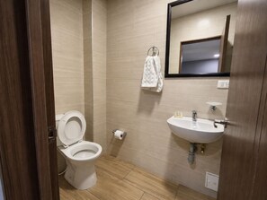 Shower, towels, soap, shampoo - Double/Triple Suite 18-103 (Bogotá)
