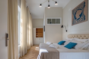 Studio Suite (25 Reis) | Kamar mandi | Shower, perlengkapan mandi gratis, pengering rambut, dan handuk