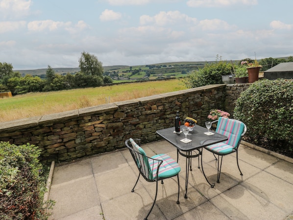 Outdoor dining - Marsh Cottage (Keighley)