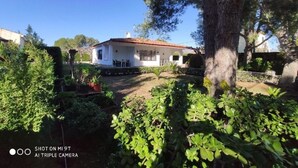 A white house with a red roof, surrounded by greenery and trees. - SAONA VILLAS (VN CUAD): villa for 8 people, private pool, wifi (Tres Calas)
