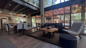 Un amplio salón con una mesa de comedor, sofás y una mesa de centro.