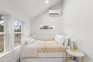 2 bedrooms, iron/ironing board, free WiFi, bed sheets - Screened porch overlooking marsh, spacious yard, patio, fire pit, and Close to Beach (Eastham)