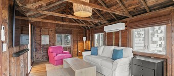 Screened porch overlooking marsh, spacious yard, patio, fire pit, and Close to Beach