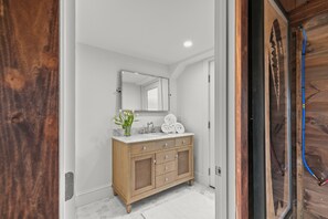Hair dryer, towels - Screened porch overlooking marsh, spacious yard, patio, fire pit, and Close to Beach (Eastham)