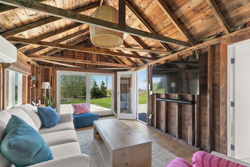Screened porch overlooking marsh, spacious yard, patio, fire pit, and Close to Beach