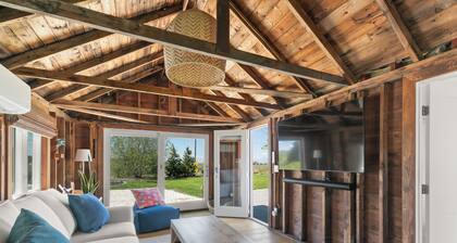 Screened porch overlooking marsh, spacious yard, patio, fire pit, and Close to Beach