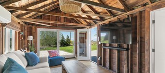 Screened porch overlooking marsh, spacious yard, patio, fire pit, and Close to Beach