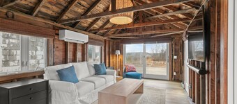 Screened porch overlooking marsh, spacious yard, patio, fire pit, and Close to Beach