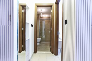 Exclusive Apartment | Bathroom | Shower, hair dryer, towels, toilet paper - Luxury StayCation - Stylish Apartment With Balcony And City Views (Dubai)