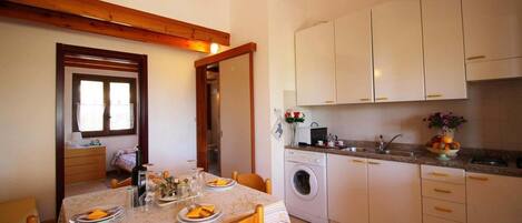 ثلاجة، موقد طهي مسطح، مائدة طعام