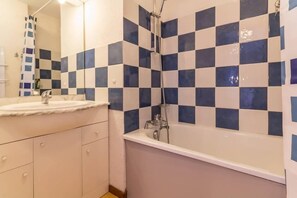 Bathroom - 200m from resort center, 6th floor, view valley, swimming pool, balcony, tv, ski locker, 31m² (Le Corbier)