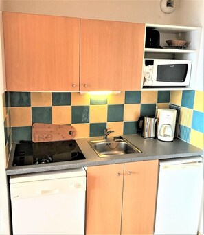 Kjøleskap, mikrobølgeovn, oppvaskmaskin og kaffetrakter/tekoker