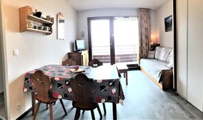 Interior - 200m from resort center, 6th floor, view valley, swimming pool, balcony, tv, ski locker, 31m² (Le Corbier)