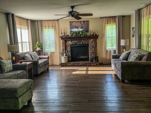 テレビ、暖炉、卓球台