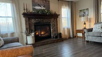 Televisión, chimenea y tenis de mesa