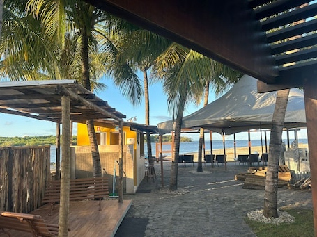 En la playa, arena blanca