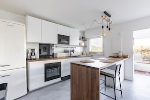 Réfrigérateur, micro-ondes, four, plaque de cuisson