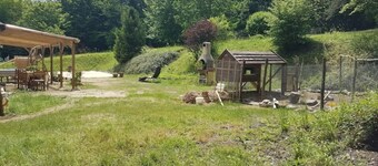 Shepherds hut in a green setting near Guèdelon.