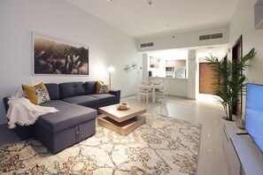 Apartament Comfort | Sala d'estar | Televisor intel·ligent de 50 polzades amb canals per cable