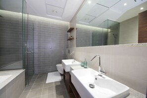 Comfort-Apartment | Badezimmer | Badewanne und Dusche (separat), Haartrockner, Handtücher
