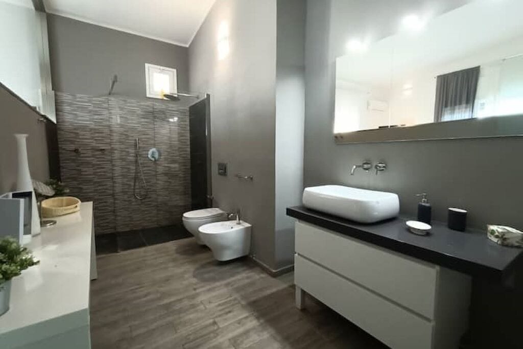 Haartrockner, Handtücher, Seife, Toilettenpapier