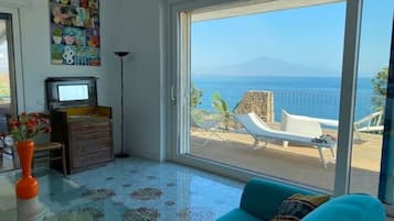 Smart TV, chimenea, tenis de mesa y libros