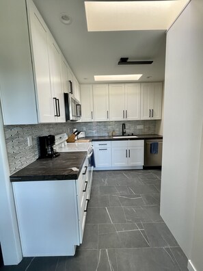 Fridge, microwave, oven, stovetop - Ocean View, Light & Bright 2BR/1BA, Walkable to La Jolla Village & Beaches! (La Jolla)