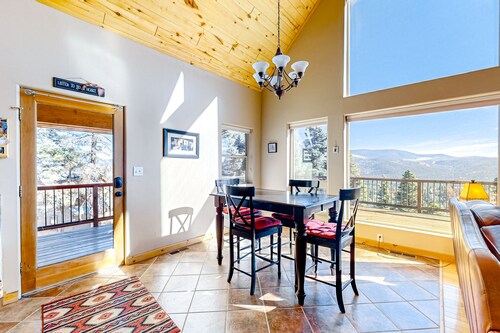 Gorgeous cabin-style home with mountain views, jetted tub, & shared amenities