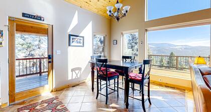 Gorgeous cabin-style home with mountain views, jetted tub, & shared amenities