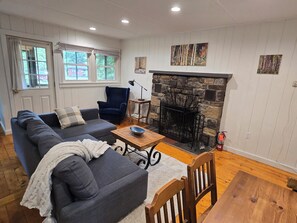 TV, fireplace - Butternut Adirondack Cabin. (Johnsburg)