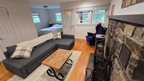 1 bedroom, iron/ironing board, WiFi, bed sheets - Butternut Adirondack Cabin. (Johnsburg)