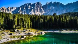 Paisatge de muntanya amb un llac clar que reflecteix les cimes.