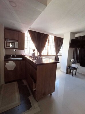 Kühlschrank, Mikrowelle, Ofen, Herdplatte