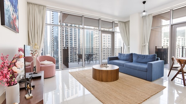 Leilighet – deluxe | Oppholdsområde | En 55-tommers smart-TV med kabel-kanaler samt Netflix