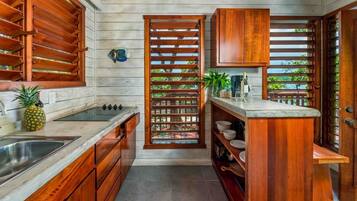 Fridge, stovetop, coffee/tea maker, toaster