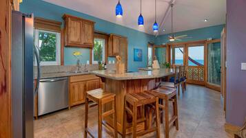 Fridge, oven, stovetop, coffee/tea maker