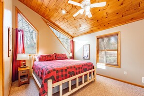 4 bedrooms, free WiFi, bed sheets - Cozy Lakefront Escape w/ Private Dock & Hot Tub (Oakland)