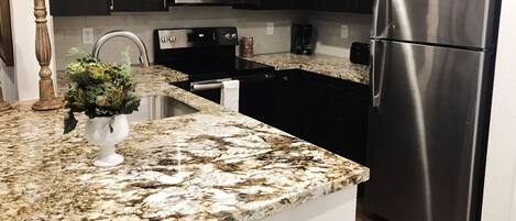 Kühlschrank, Mikrowelle, Esstisch