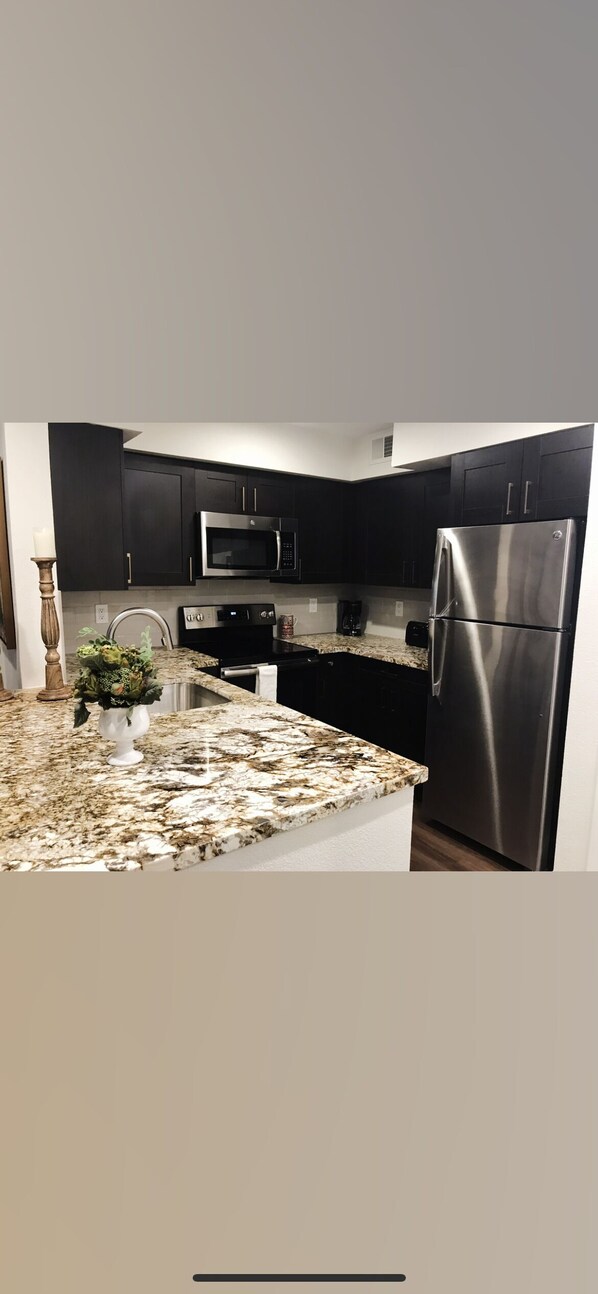 Refrigerador, microondas y comedor 