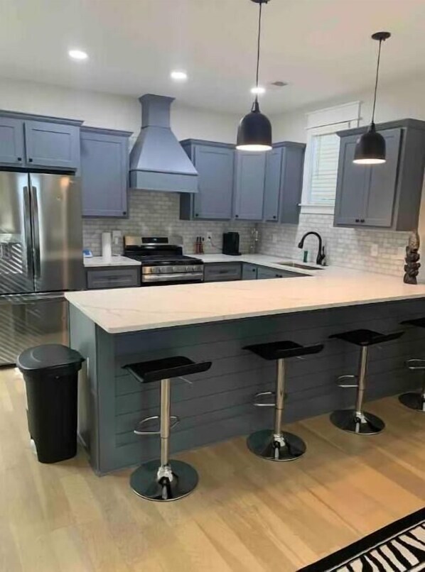 Fridge, microwave, oven, stovetop - Welcome to The Blue Butterfly (Memphis)