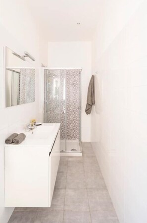 Shower, bidet - [Rome -Tiburtina Station]-Metro-Wi-Fi-Netflix (Roma)