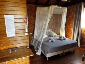 Premium bedding, memory-foam beds, in-room safe, individually decorated - Hotel Gîtes Couleur Caraïbes (Bouillante)