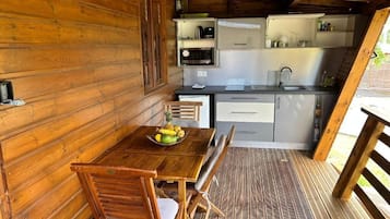 Deluxe Bungalow | Private kitchen | Full-size fridge, microwave, oven, stovetop