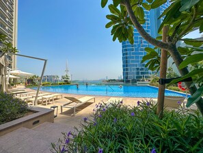 Outdoor pool - Luxury StayCation - Spacious Modern Apt Overlooking The Arabian Sea (Dubai)