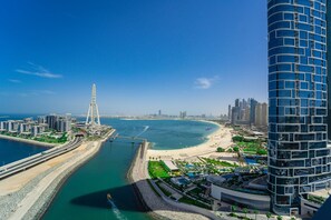 Elite Apartment | Balcony view - Luxury StayCation - Spacious Modern Apt Overlooking The Arabian Sea (Dubai)