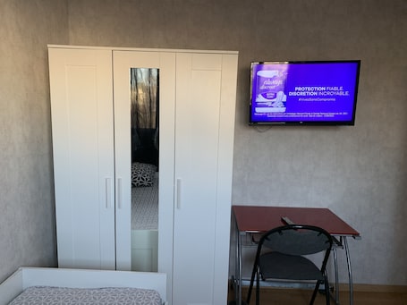 1 bedroom, iron/ironing board, WiFi, bed sheets. Chambre - Studio Tout Confort Avec Salle de Bain