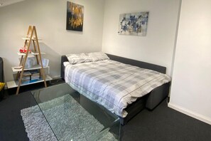 1 bedroom, iron/ironing board, free WiFi, bed sheets - Apartment - Sleeps 4 & Excellent Transport Links (London)