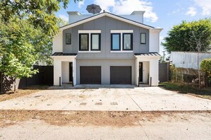 Exterior - Spacious townhome w/ rooftop deck, walkable to Five Pts and minutes to Broadway! (Nashville)